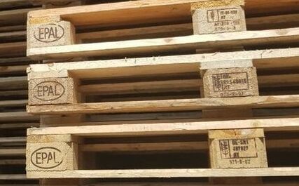 Pallet in legno di varietà diverse